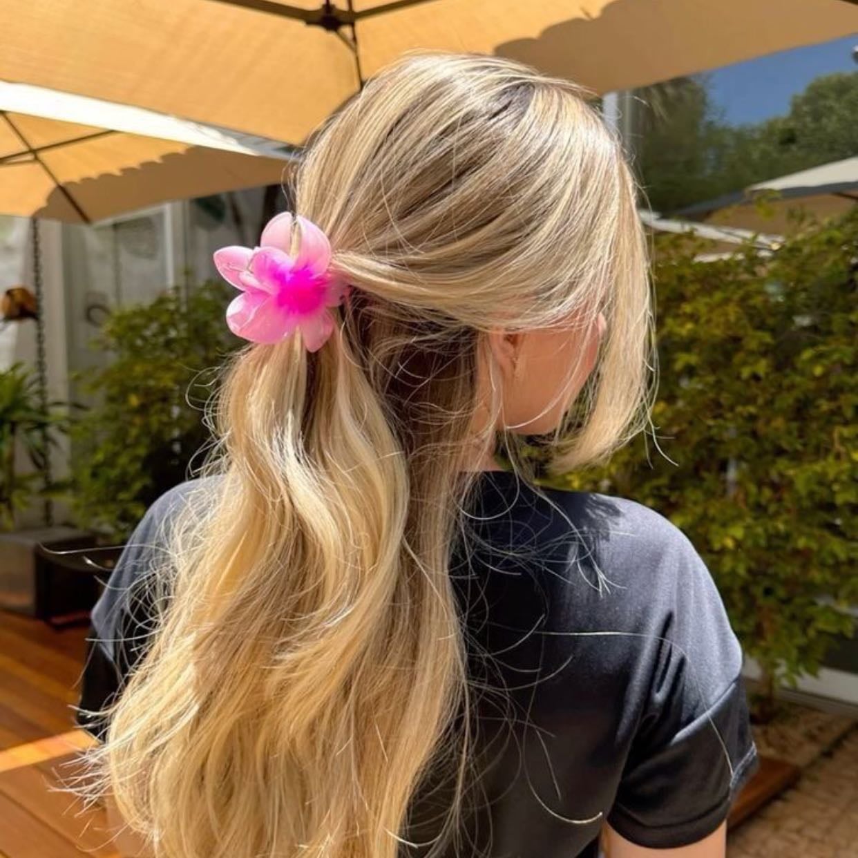Cabello suelto con pinza de flor