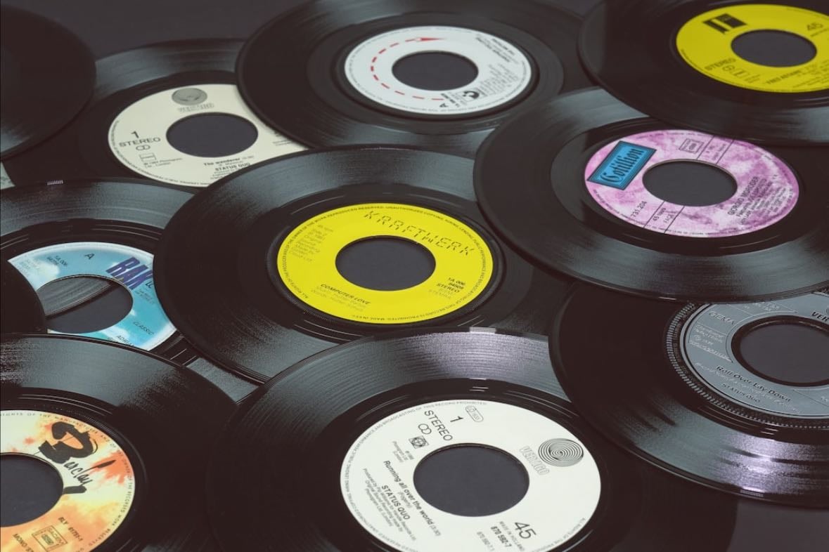 Vinilos - Si te gusta escuchar música quedan super bonitos de decoración para tu habitación.