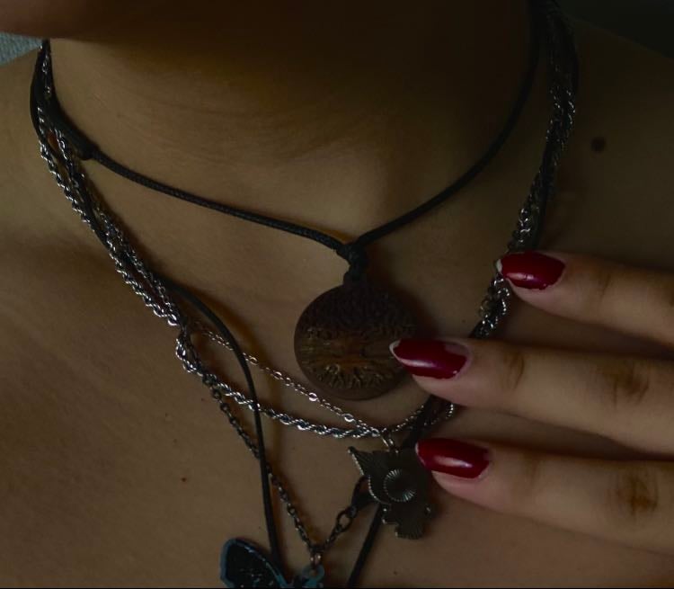 Su collar del árbol de la vida tallado en madera