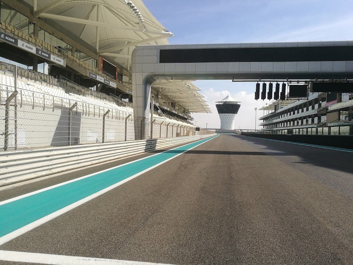 Yas Marina Circuit - Bike around the track —> free bikes
Monday Tuesday Wednesday 6-10pm (Tuesday ladies only)