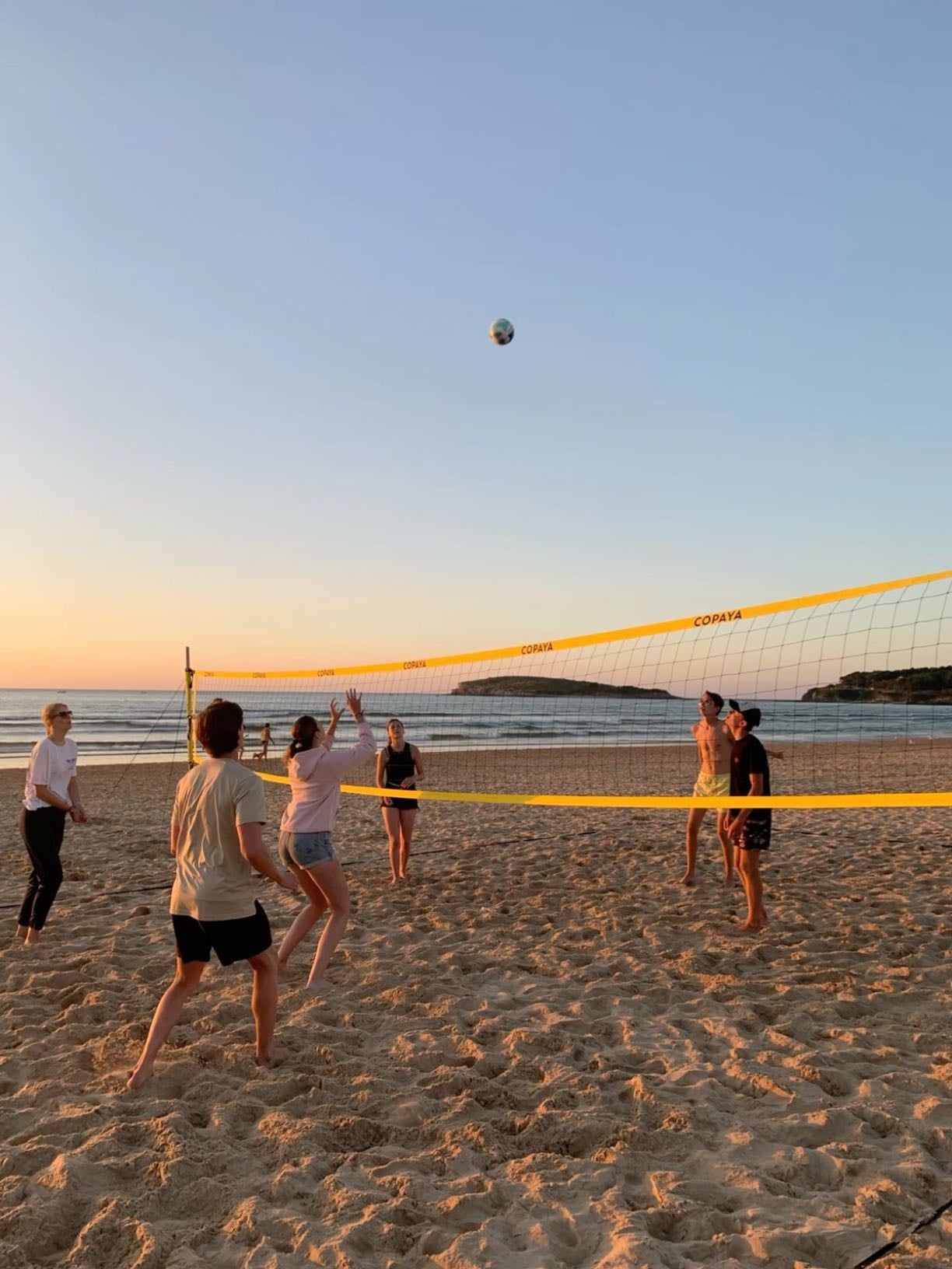 Ir a jugar voleibol playa