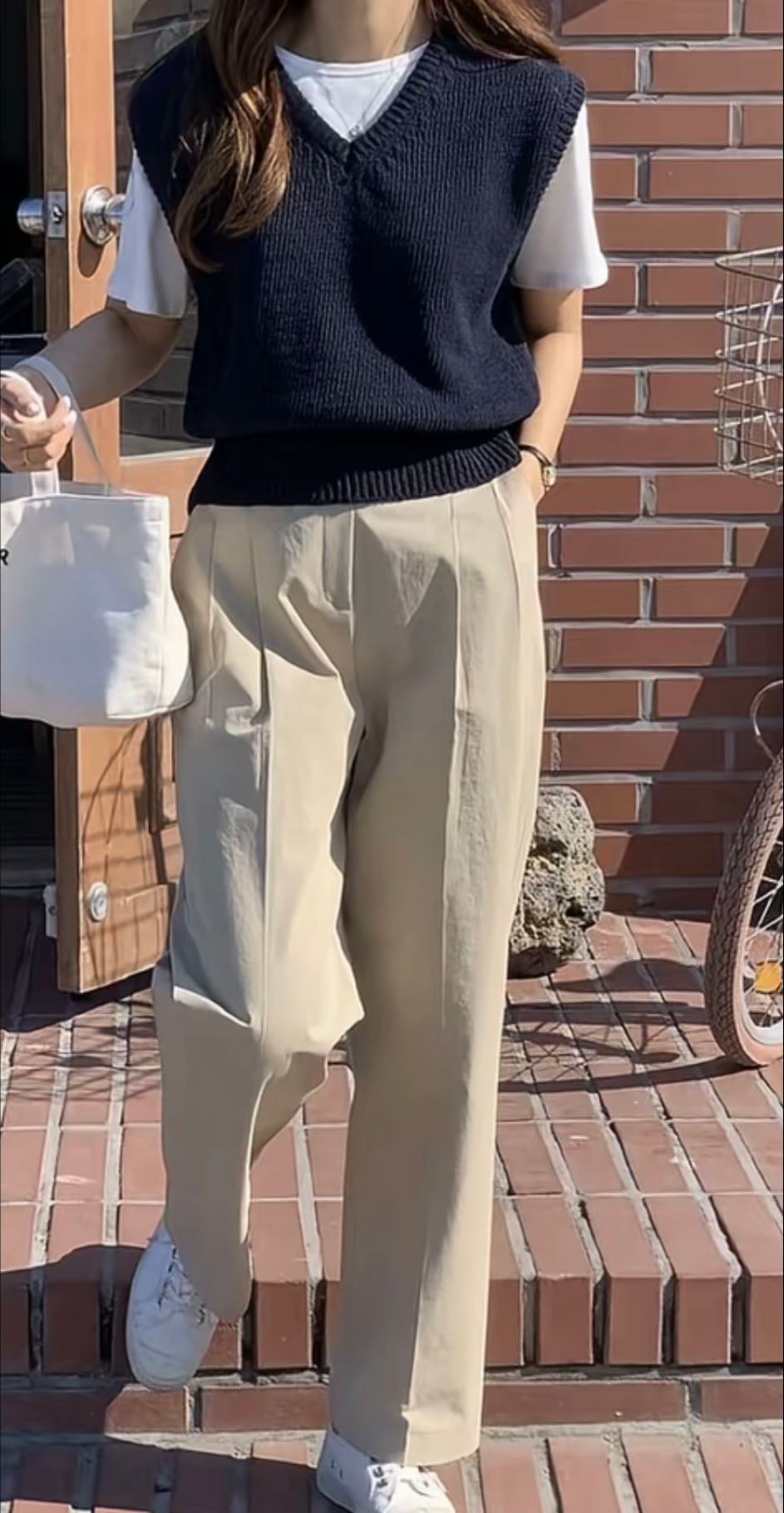 Chaleco, playera y pantalón de vestir