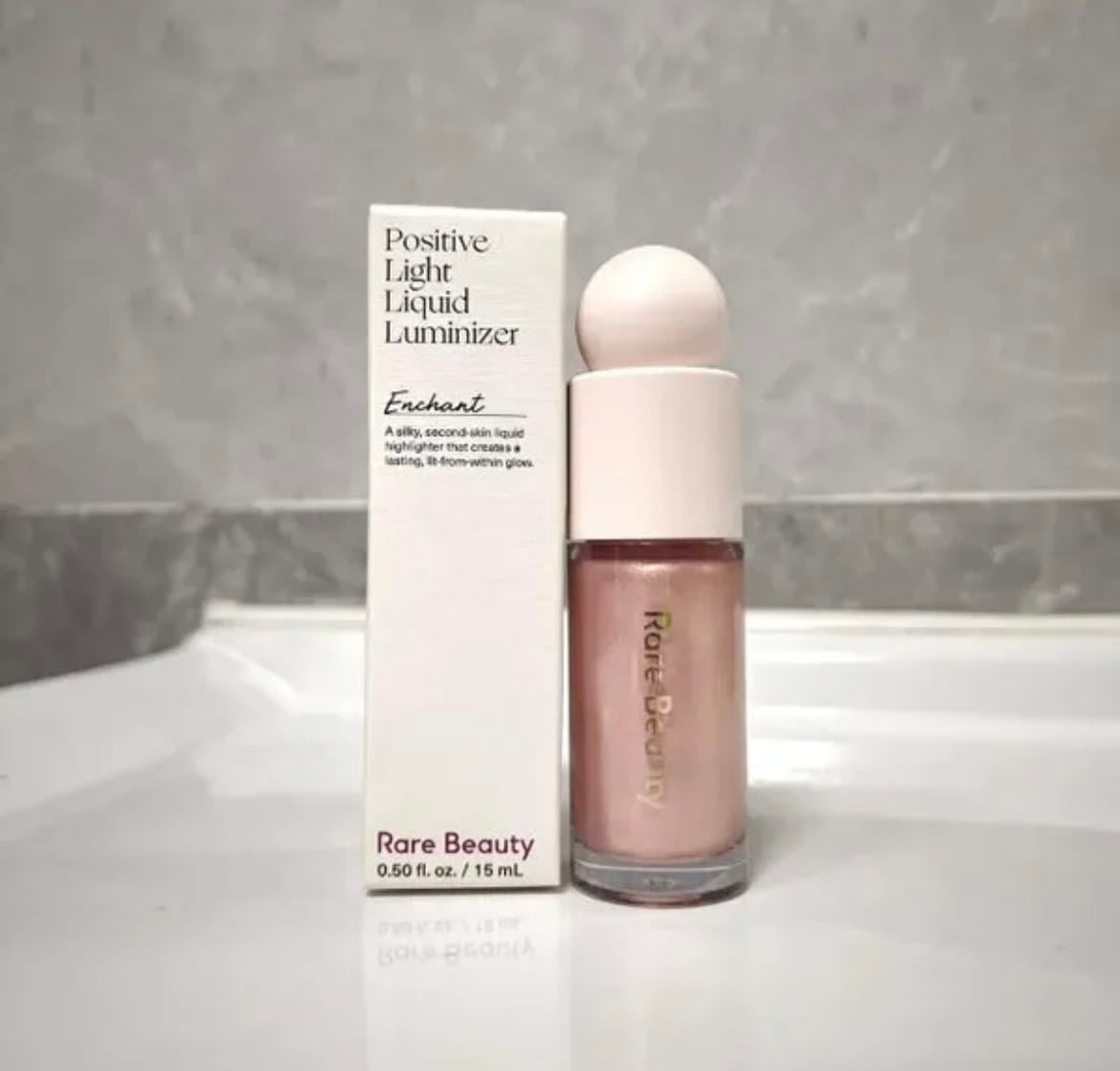 Iluminador rosa rare beauty