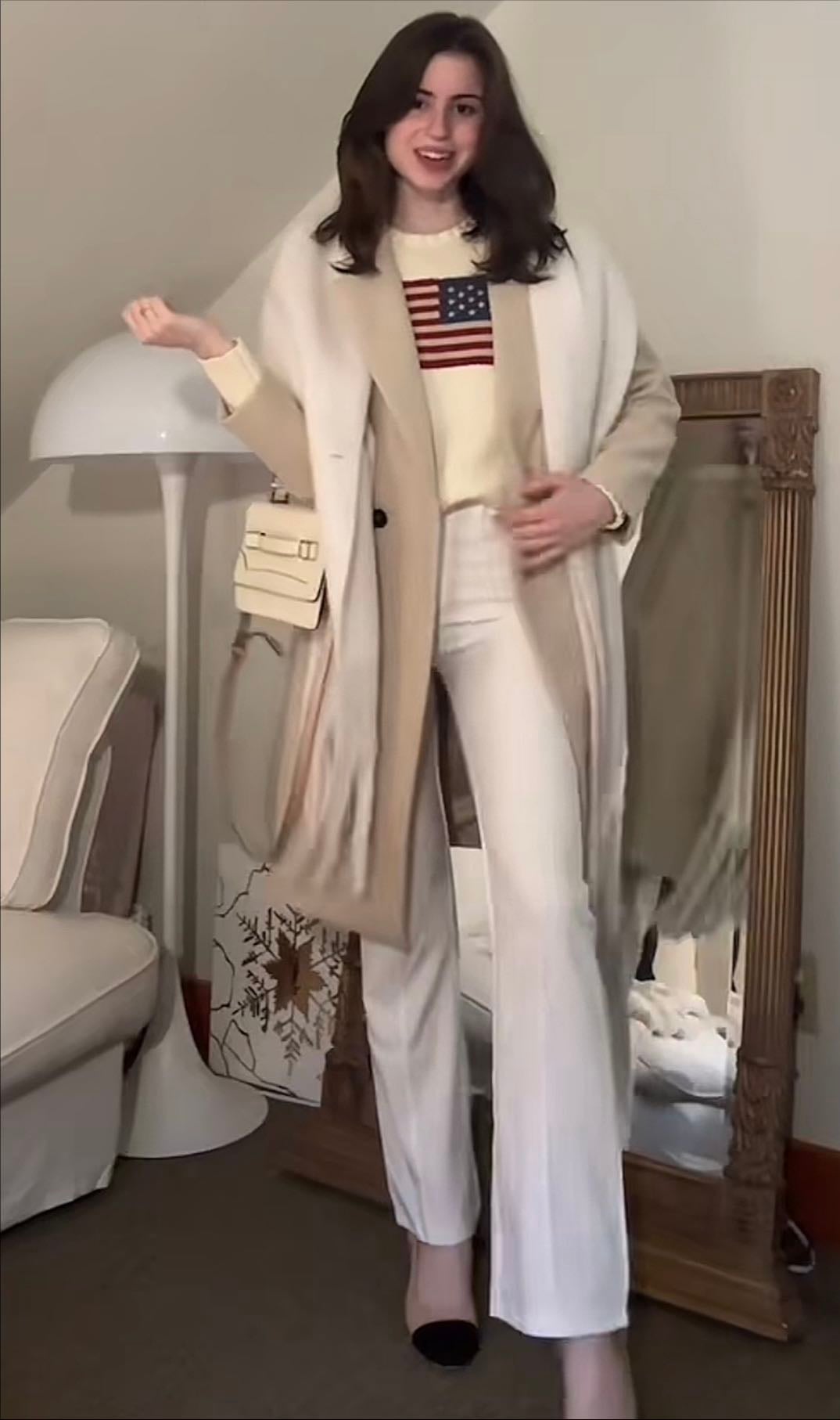 Pantalón de vestir, suéter tejido y bufanda