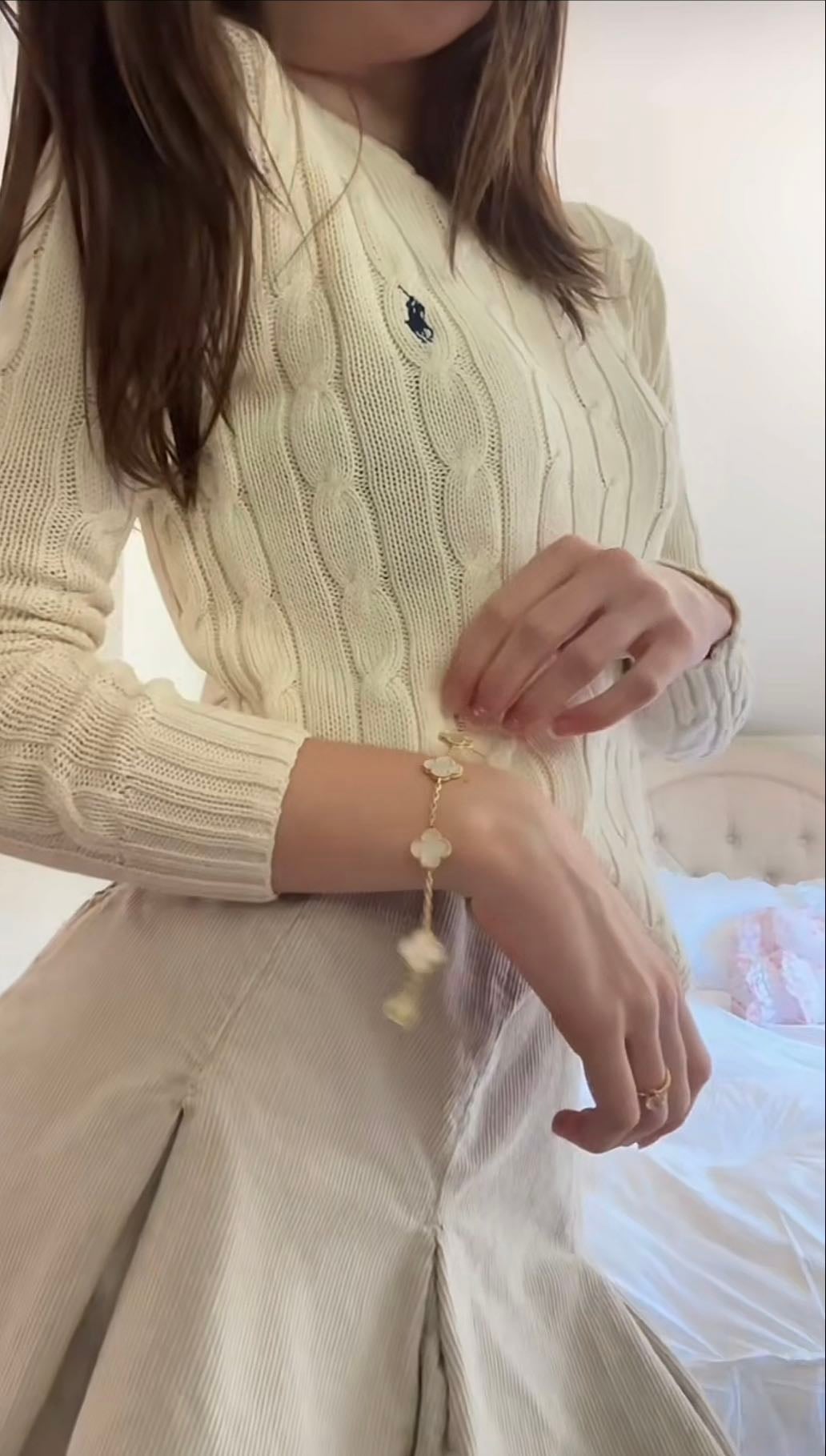 Suéter polo y falda plizada