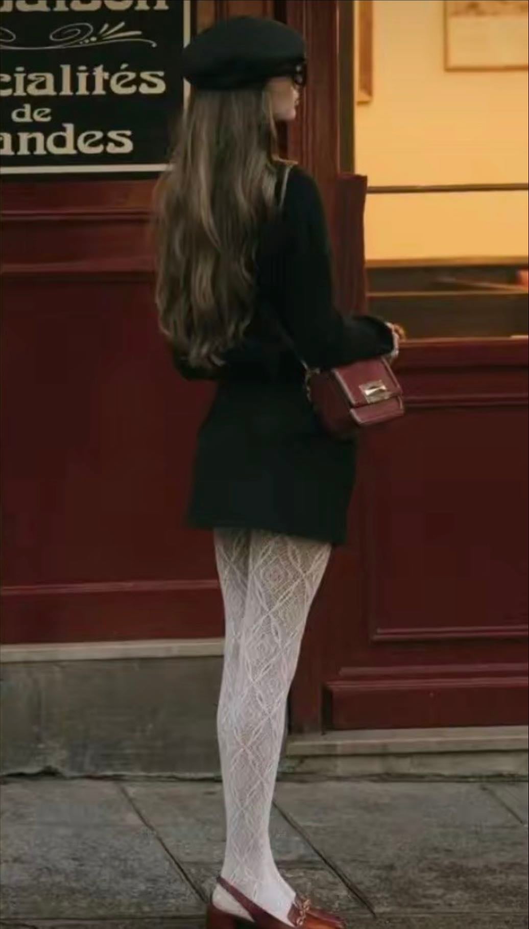 Vestidos, medias y mocasines