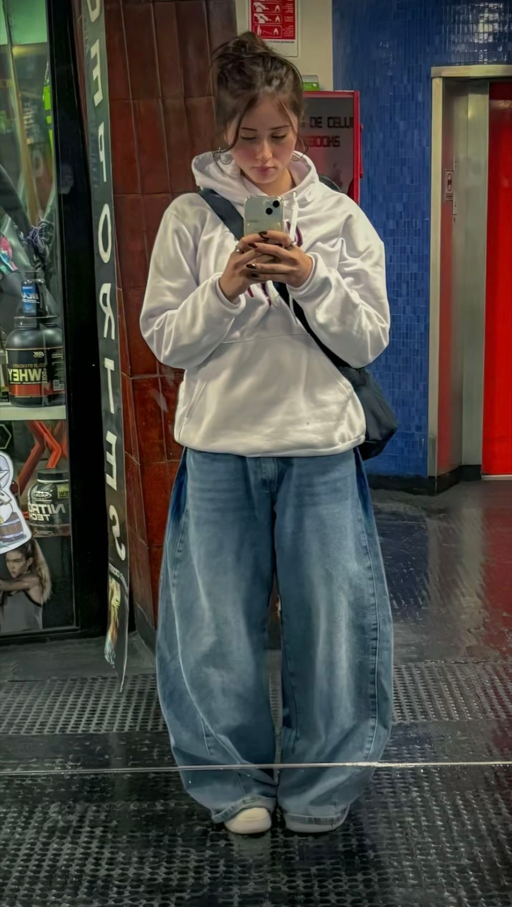 Mezclilla holgada con sudadera