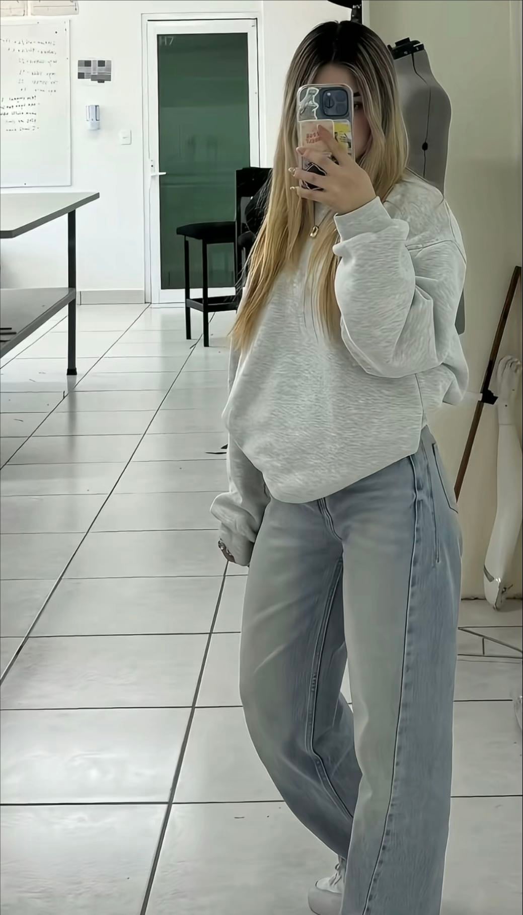 Sudadera y mezclilla