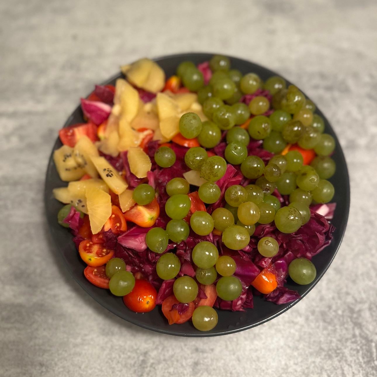 Tralallรก ๐ - Pomodorini datterino, cipolla, chips di cavolo viola, manciata di ricola, kiwi,uva. ๐
