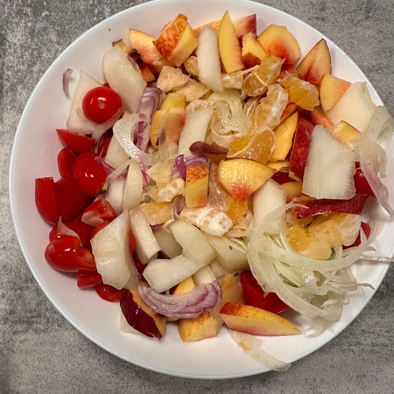 Con calma - Dadini di rossa di tropea, pomodoro datterino, melone bianco, pesca, spruzzi di mandarino, julienne di finocchio. ๐
non proprio comelmavevo pensata ma ci accontentiamo ๐