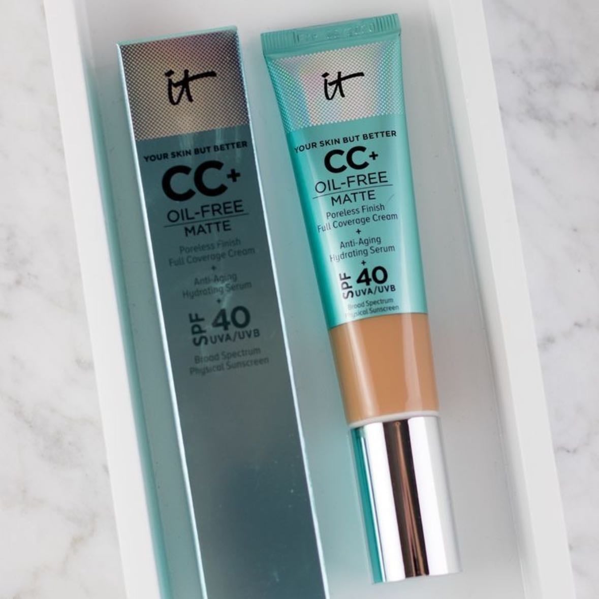 It Cosmetics CC+ Oil-Free Matte - Te deja la cara con efecto matte sin perder el glow natural de la piel