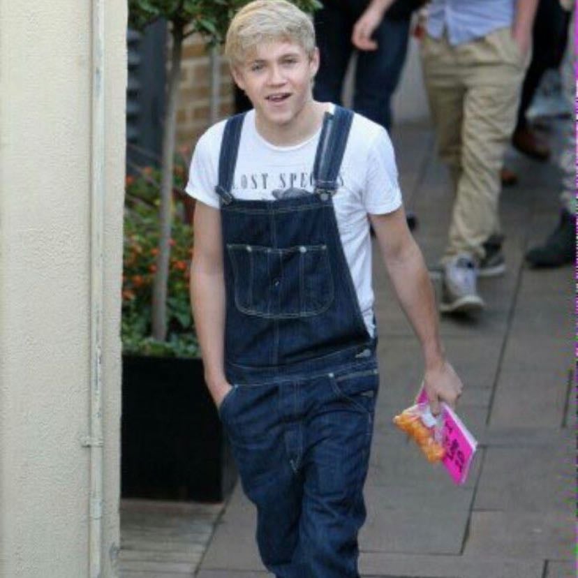 Baby Niall in overalls🥹💕