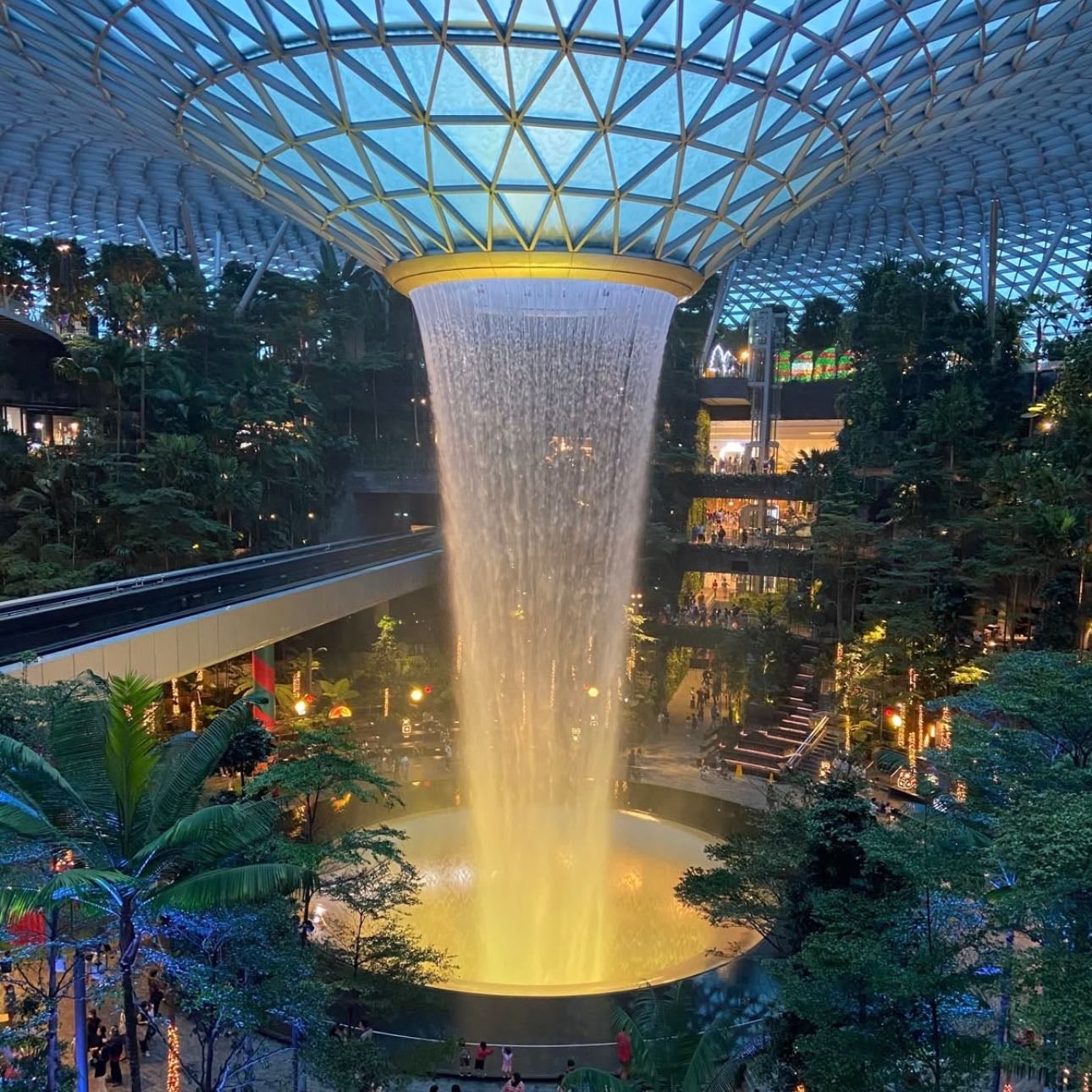 Pasar un día recorriendo el Aeropuerto Jewel en Singapore