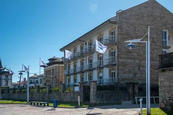 Hotel Don Pepe - Un clásico de Ribadesella, pide habitación con vistas, y llévate una botellita de vino para tomártela en la terraza mirando el mar.