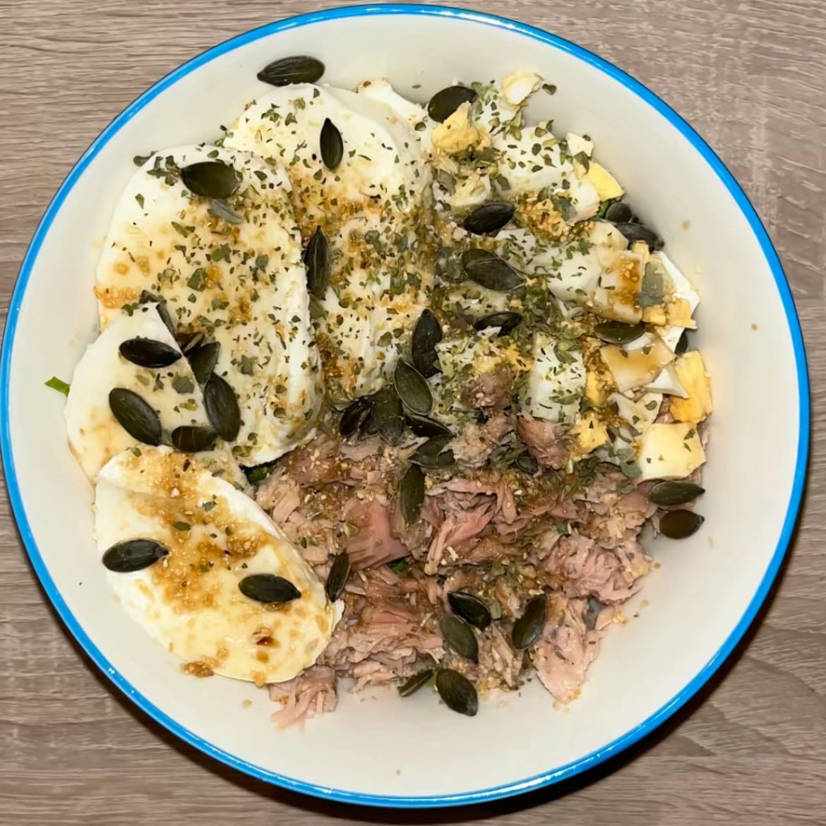 Ensalada de mozzarella, atún y huevo duro - Opcional: semillas de calabaza