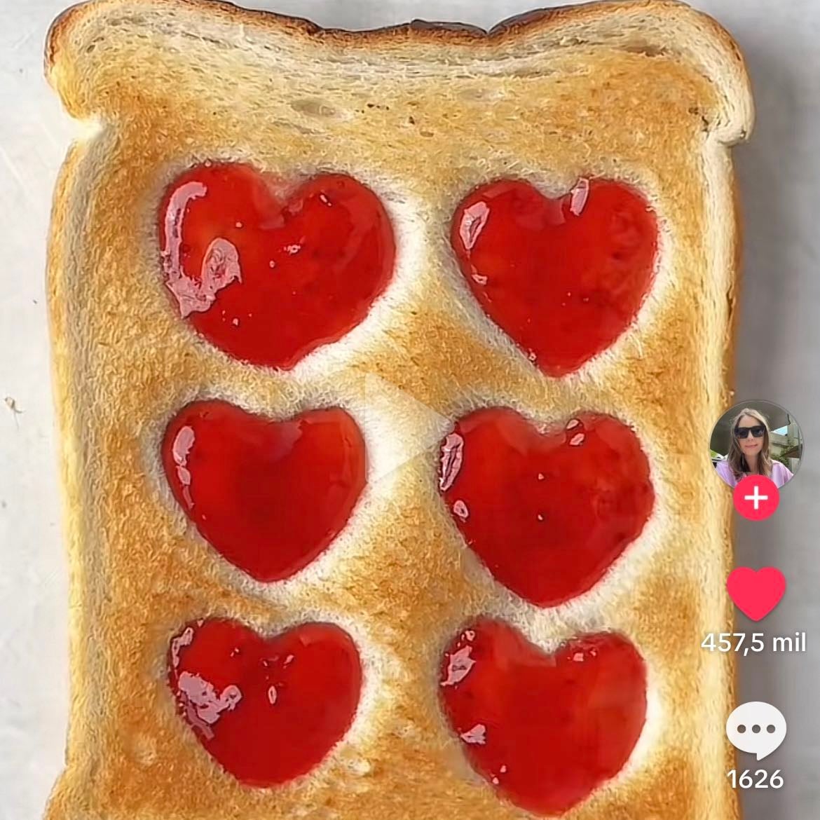 tostadas con corazones - (haces la forma con una cucharilla y luego añades la mermelada o el chocolate)
