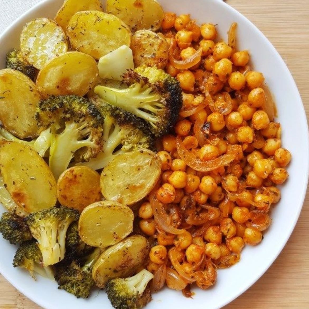 Patata asada + garbanzos + cebolla + brócoli