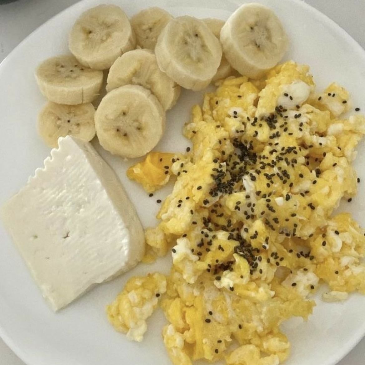 Huevo revuelto + queso + 🍌 - Opcional: especias para el huevo