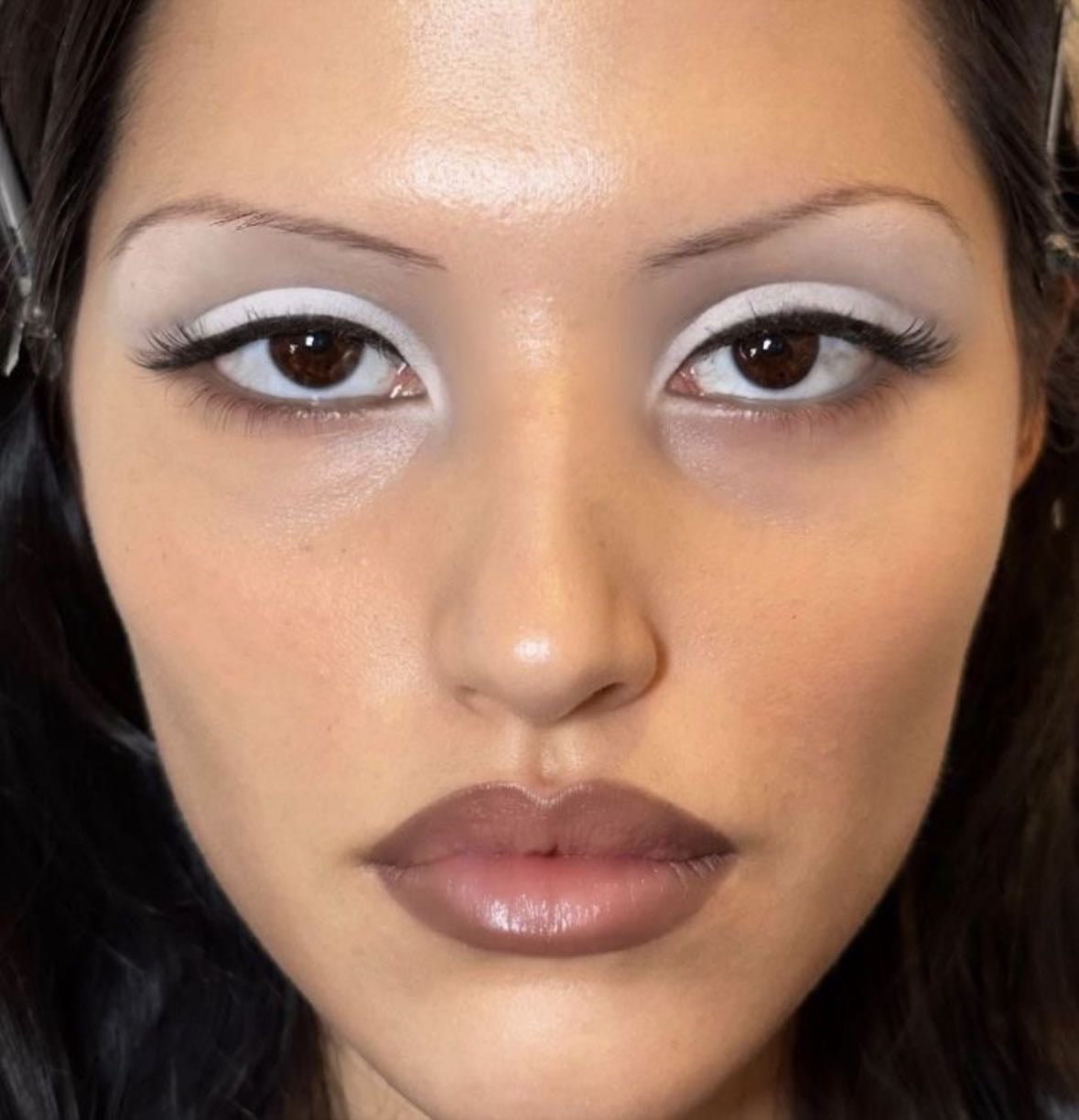 Thin eyebrows