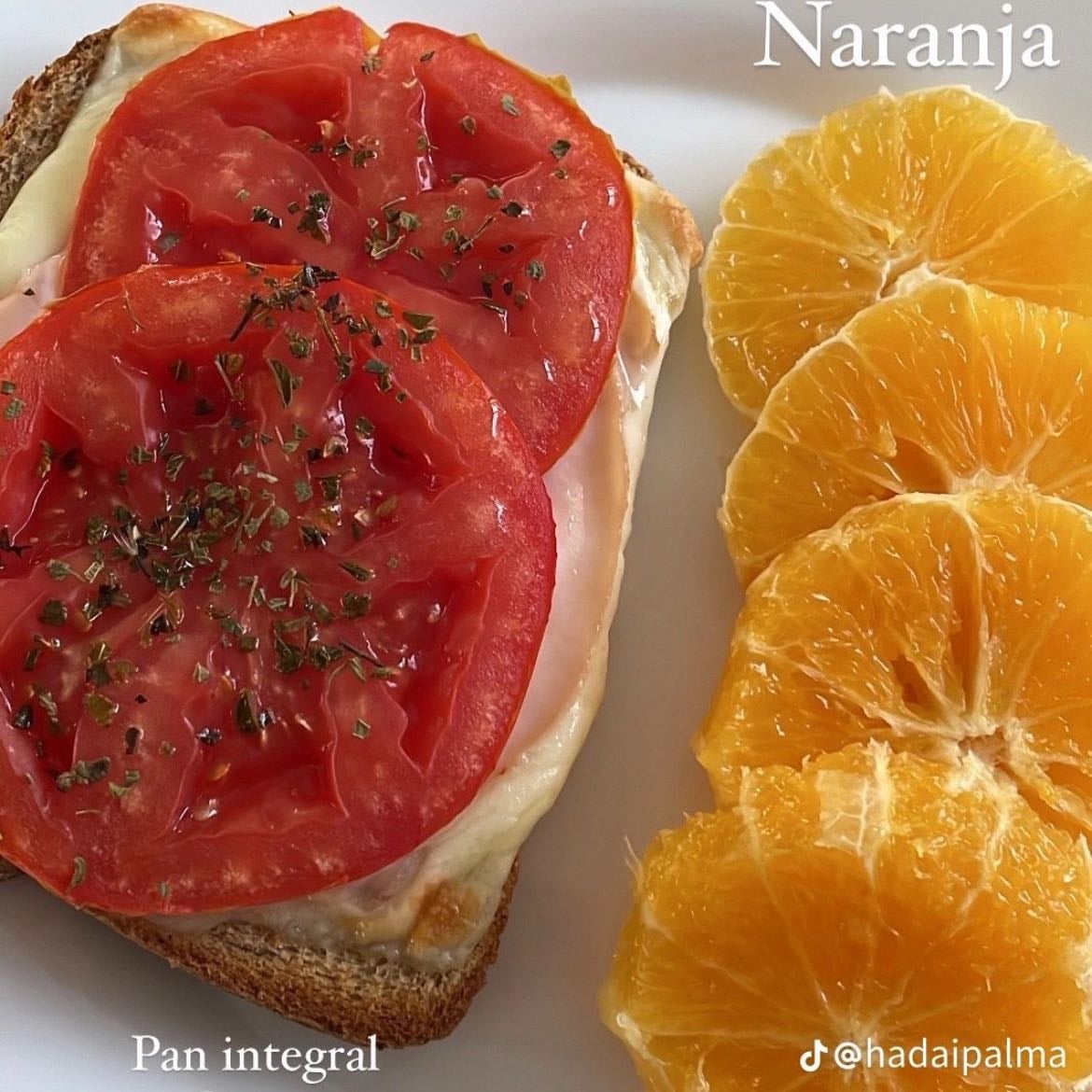 Tostada con jitomate y naranja