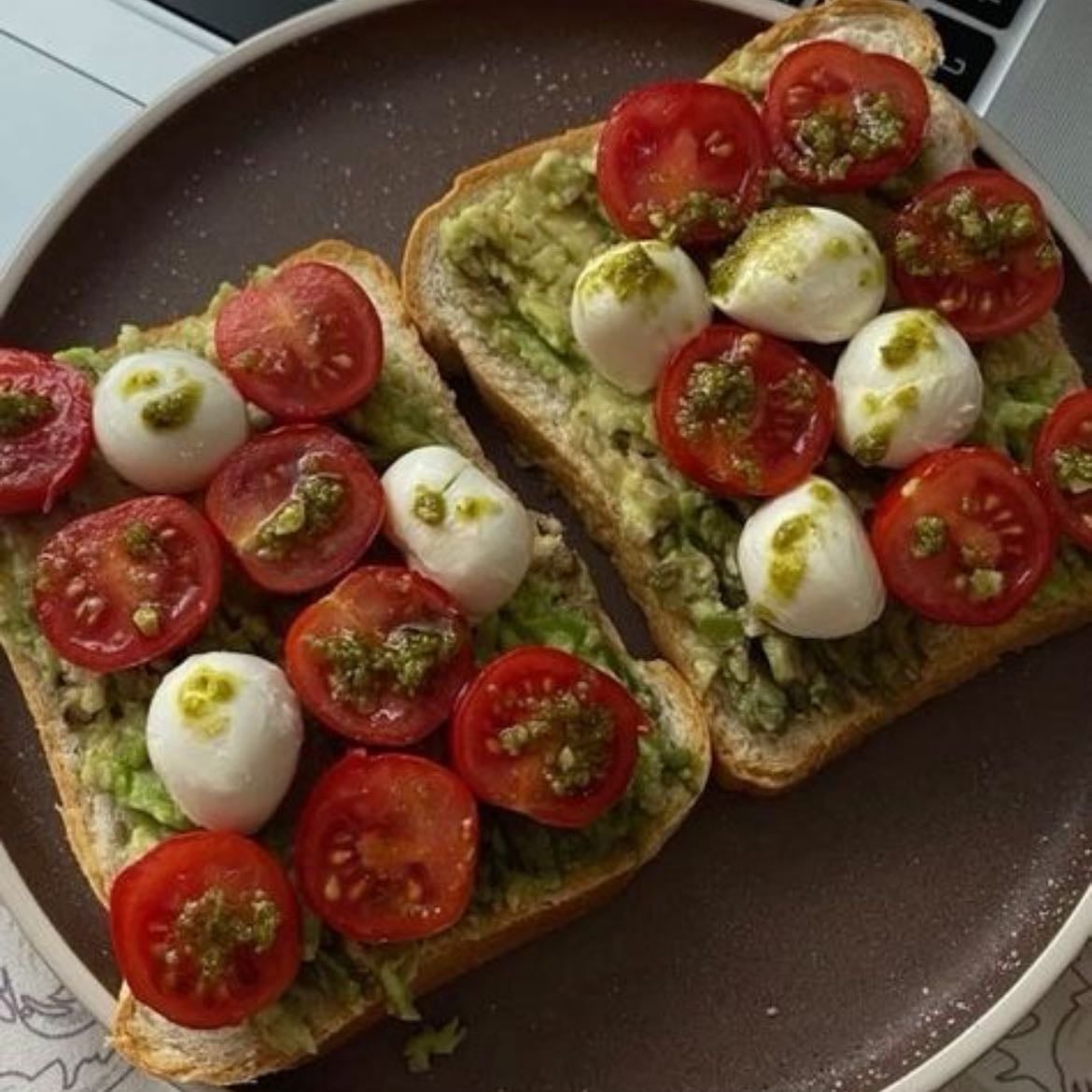 Tostada con aguacate, jitomate y queso