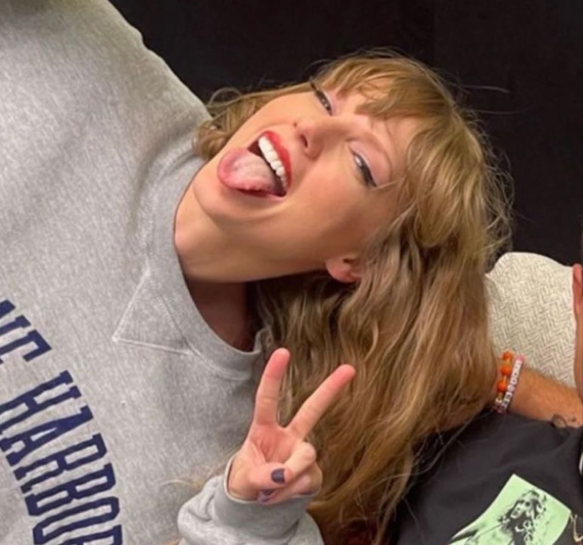 TAYLOR SWIFT - Music hypelist by FANGIRL CHARLI 💋