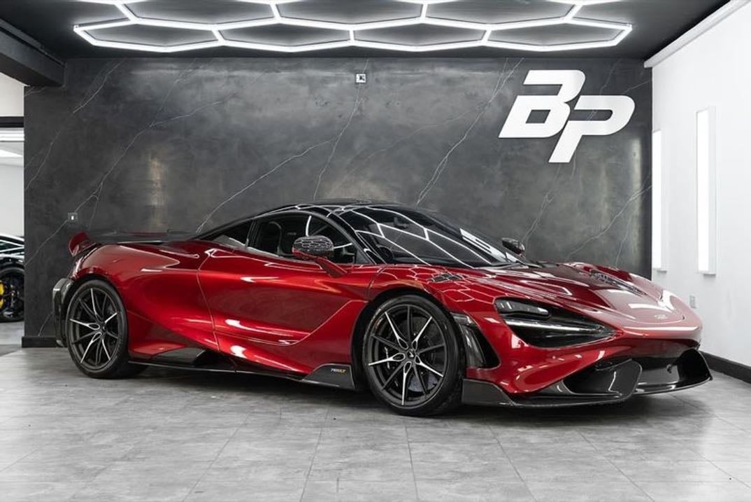 Mclaren 765LT V8 SSG - red or dark red