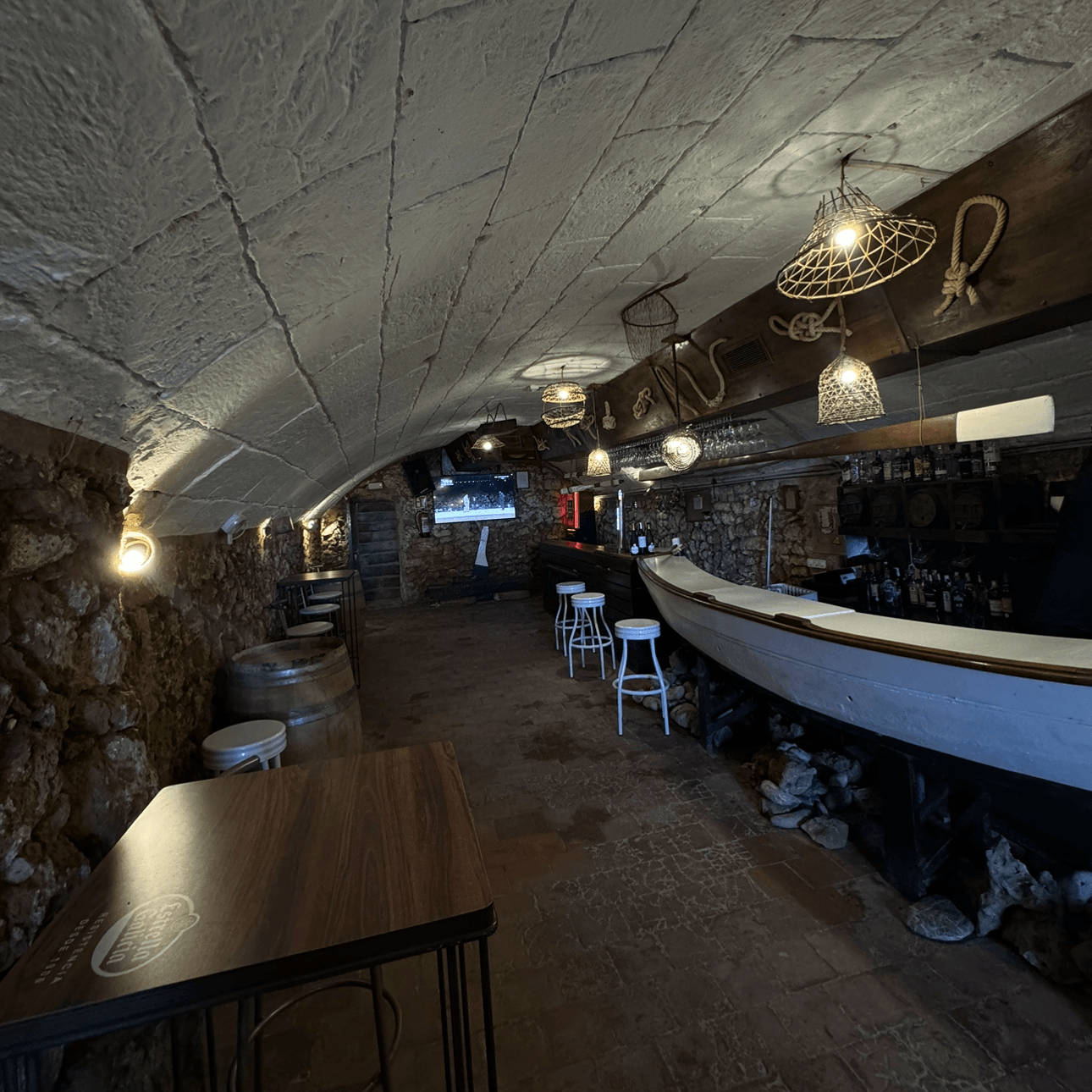 Sa Barca - Bar de Copas & Musica. Gente bonita trabajando y gente bonita que va a tomar vino y cervecita por las noches.