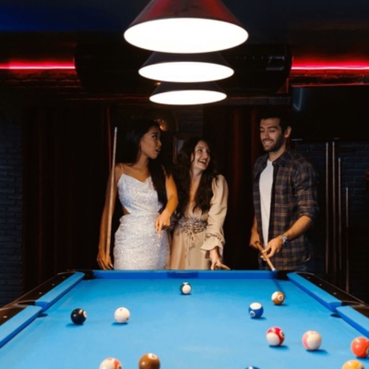 51 - Arenal d'en Castell - Bar de karaoke, billar & dance