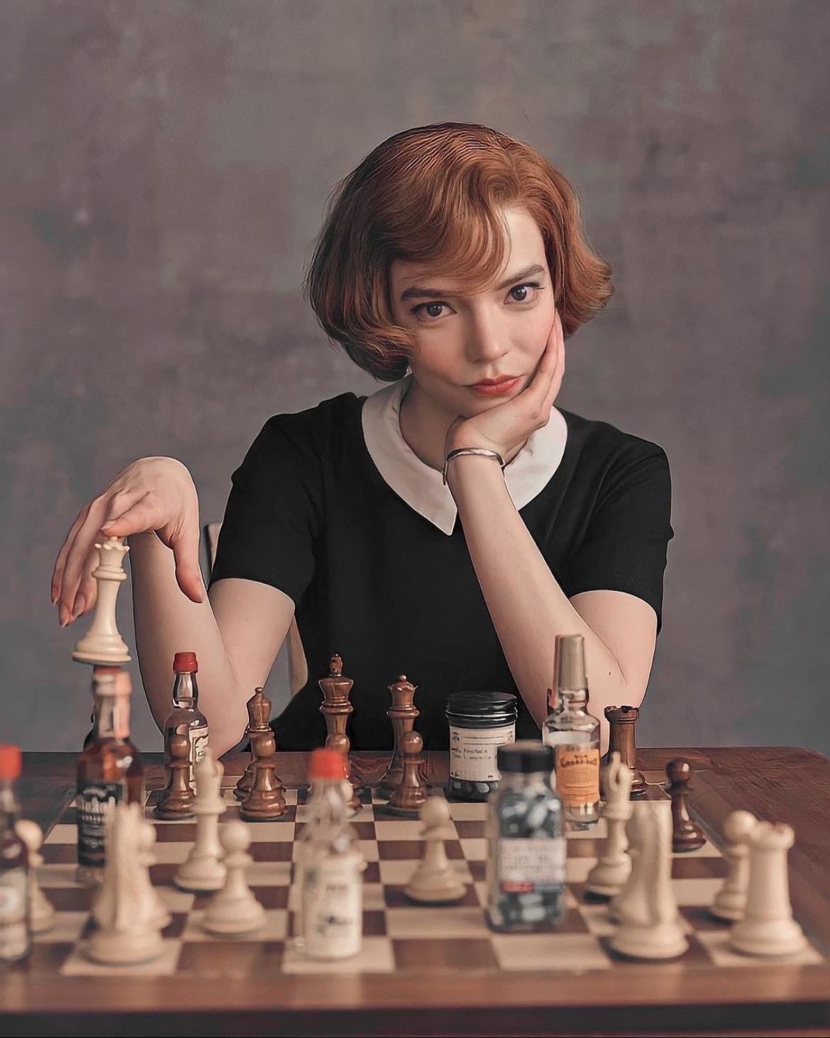 Gambito de dama (1 temporada) - Beth Harmon, prodigio del ajedrez, lucha contra adicciones y traumas mientras asciende en el mundo competitivo del tablero.