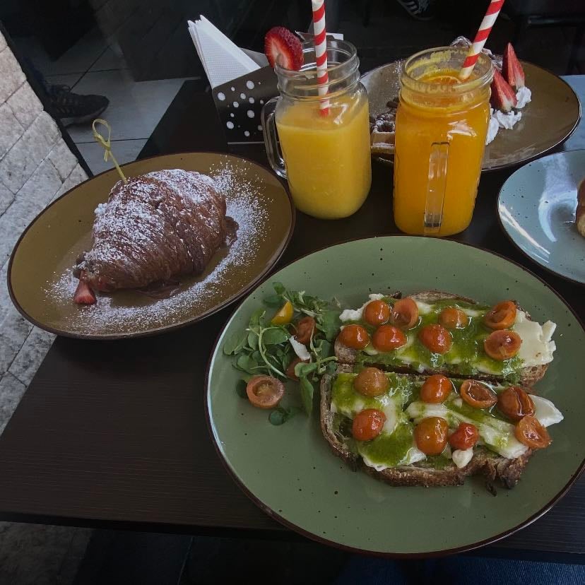 nana’s fruit - Carta variada; comida rica; lugar no tan grande.