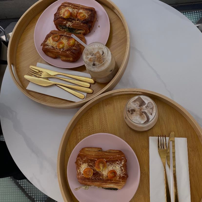 lover coffee - Espacio precioso, mucha variedad de cositas dulces, también opciones vegetarianas saladas, y café muy ricoooo.