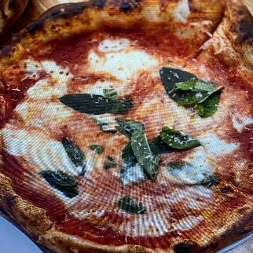 allería pizza - una de las pizzas más ricas que he probado y a buen precio. Además venden los cannoli que tanto extrañaba de siciliaaaa<3
