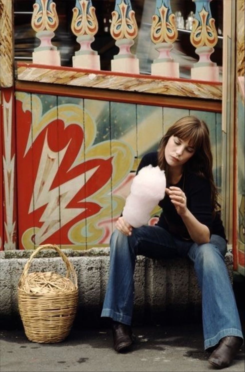 Jane birkin - Jane Birkin fue una actriz y cantante inglesa. Aunque sus inicios cinematográficos transcurrieron en Reino Unido tras la película de Michelangelo Antonioni Blow-up se estableció en Francia, donde conoció al que después sería su mentor, compositor y socio, Serge Gainsbourg.