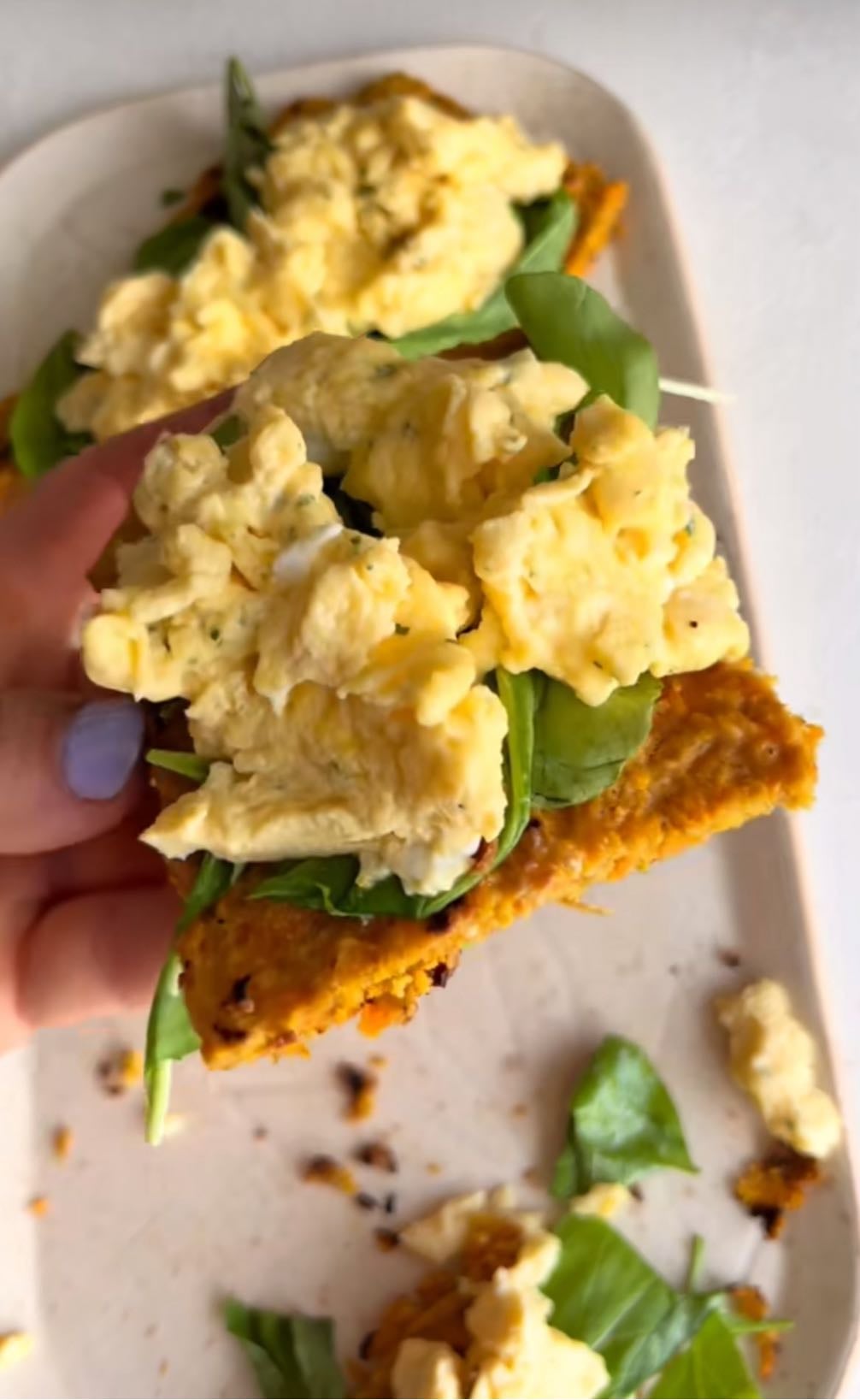 Tostada de zanahoria - 1 zanahoria rallada
1 huevo
3-4 cdas de harina integral/ avena
1 cdita de polvo para hornear
pimentón dulce
pimienta
orégano