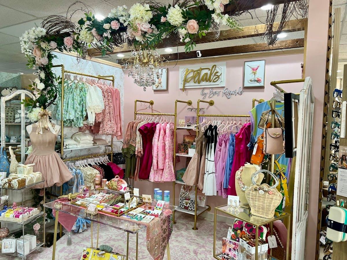 Bazar - Has crystals, incense, vinyls, jewelry and more