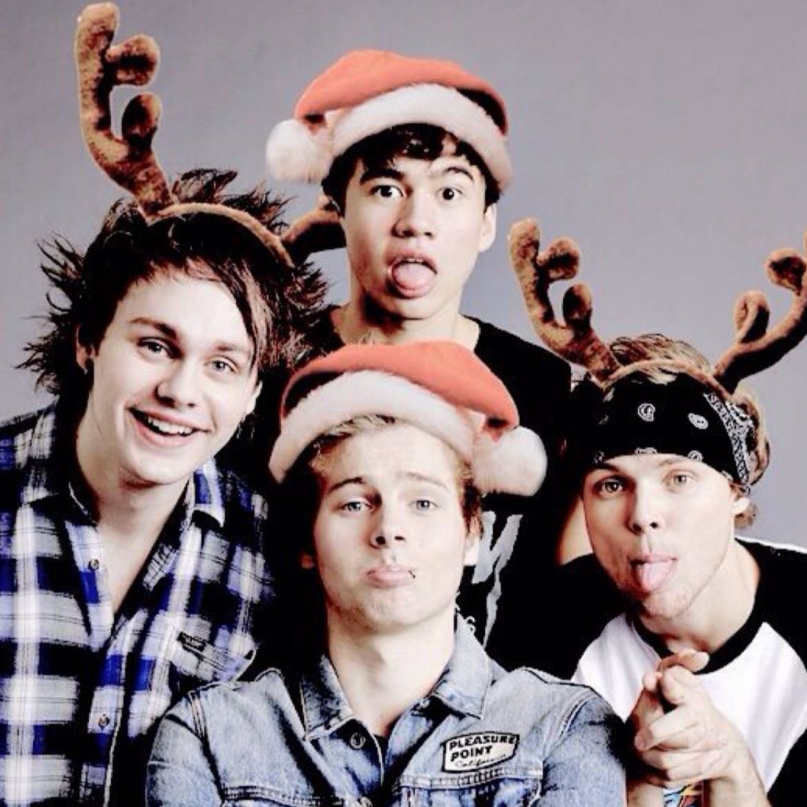 @louiscarrots28 - A fangirl account for 1d, 5sos and sometimes just daily things. I follow all fan accounts back :)))))