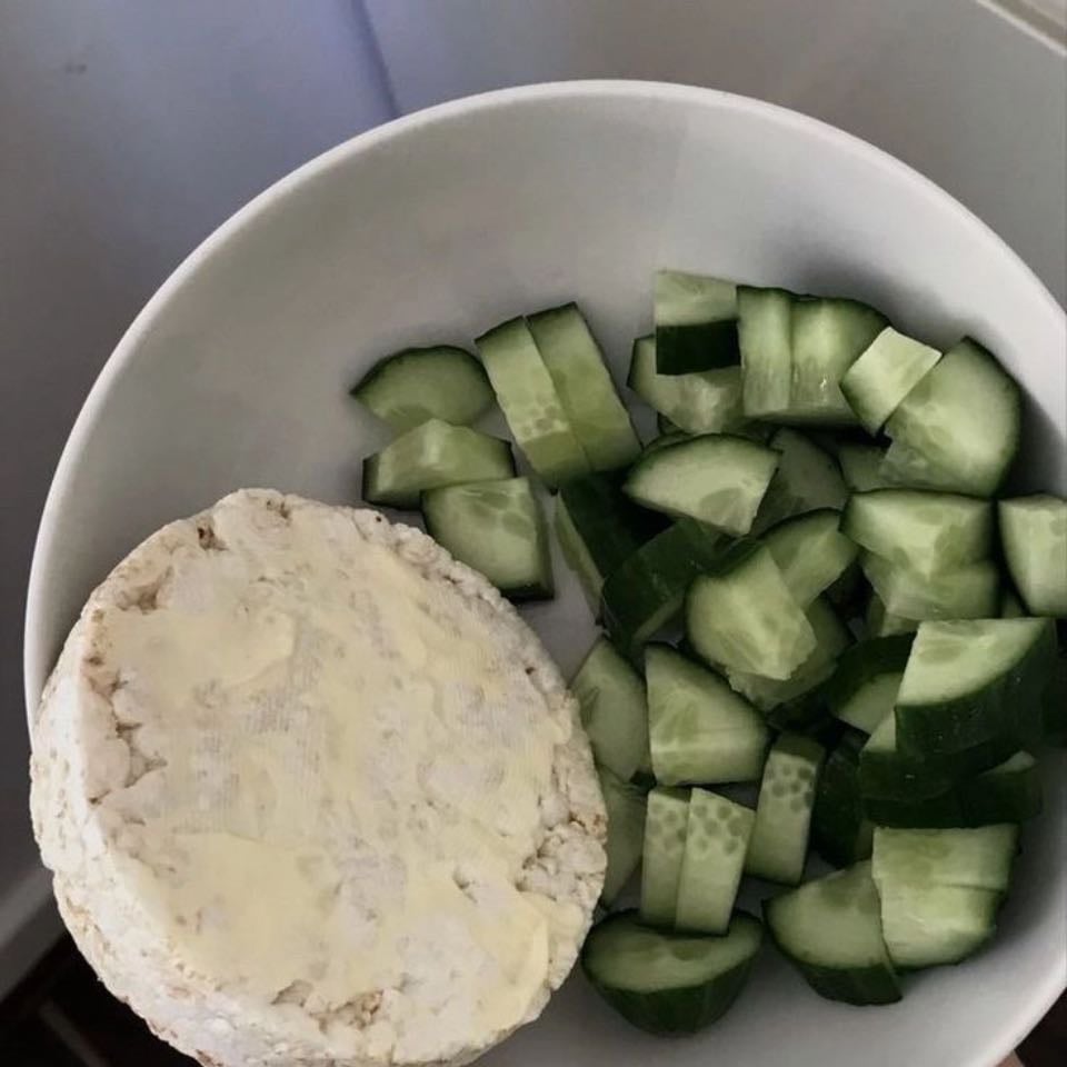 Pan de arroz, mantequilla de queso y pepinos