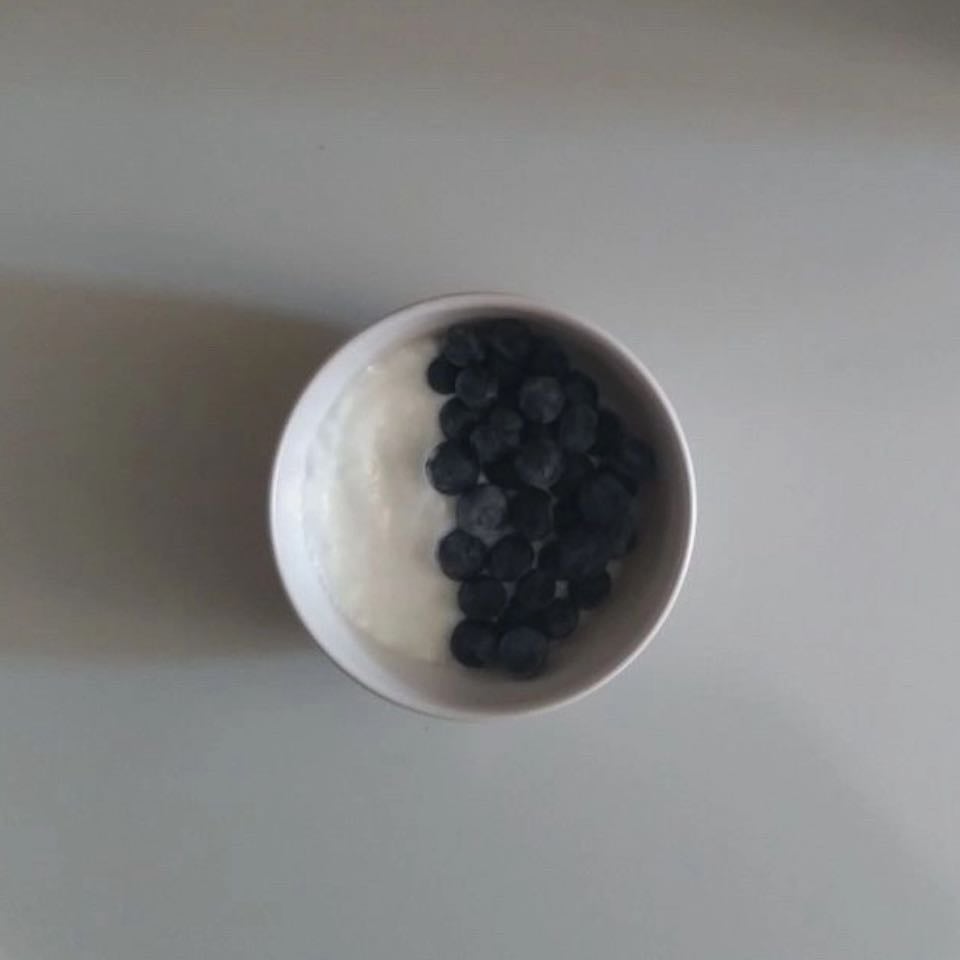 Arándanos y yogurt griego