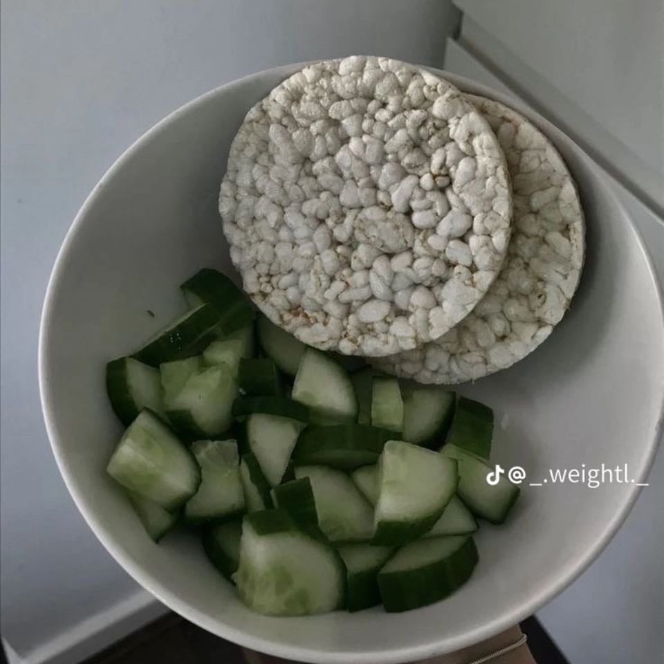 Pepinos y pan de arroz