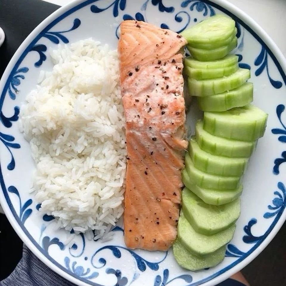 Arroz, salmón y pepinillos