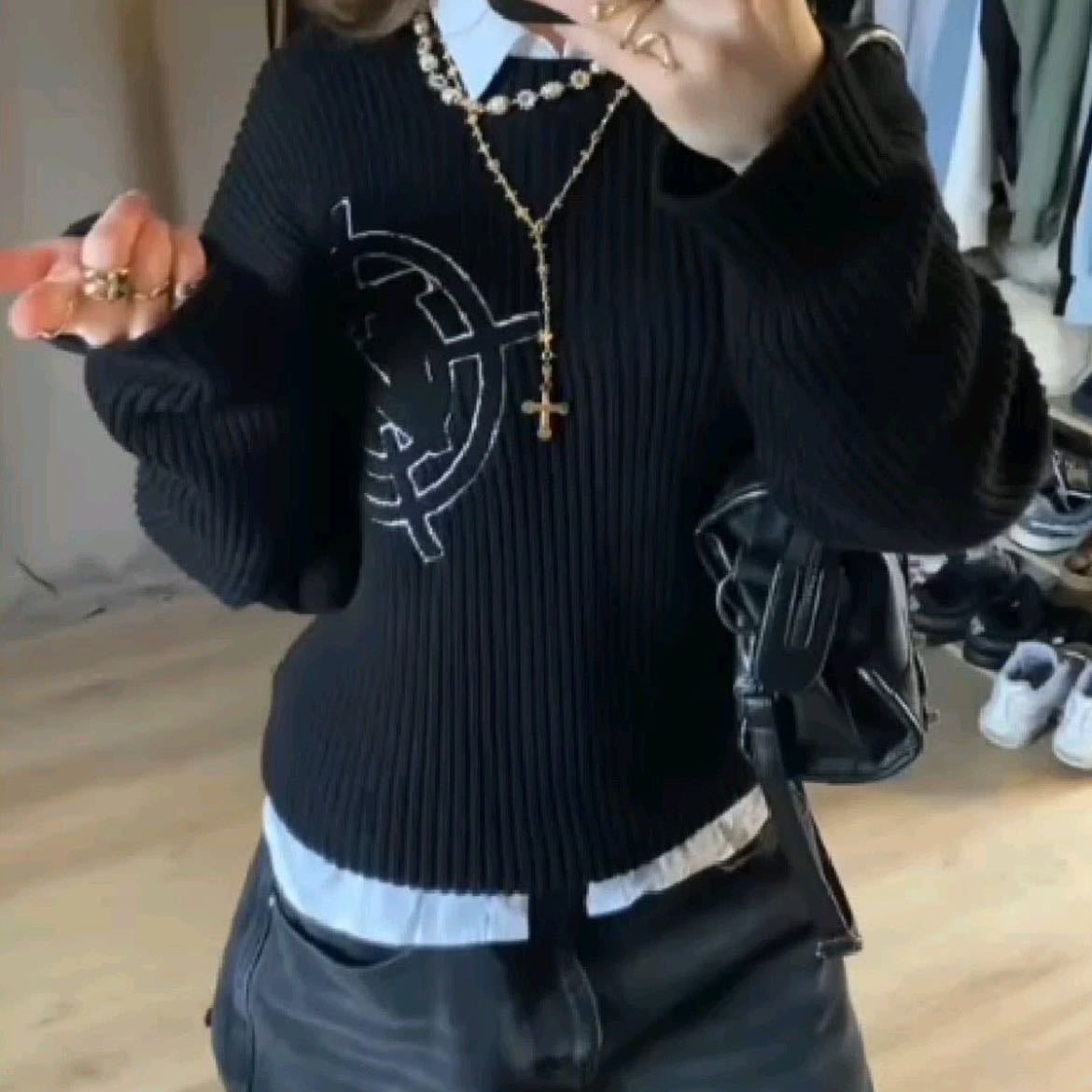🌬️ - White shirt with a dark sweater, dark jeans, black wallet + golden accessories