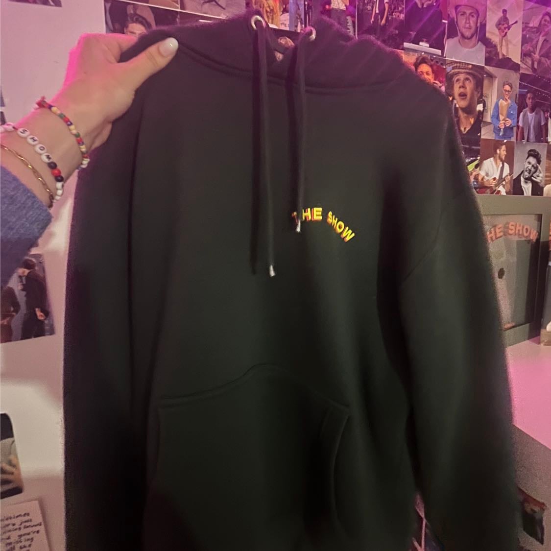 Nialls The Show World Tour Green Hoodie - 10/10 best thing Iβve ever purchased very warm so it great for the winter