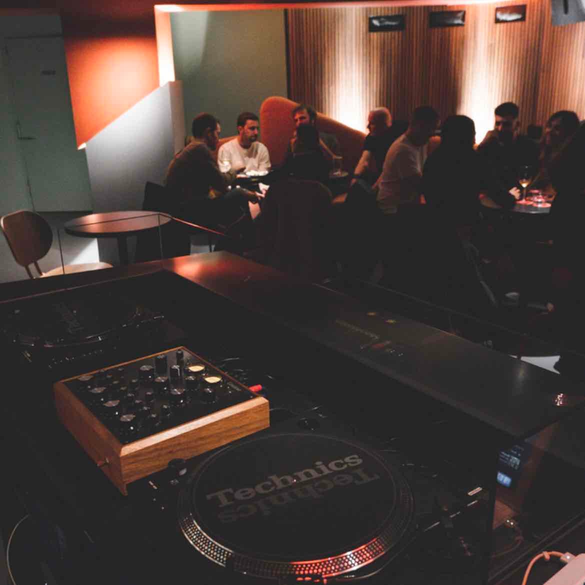 Oblicuo Hi-Fi Bar