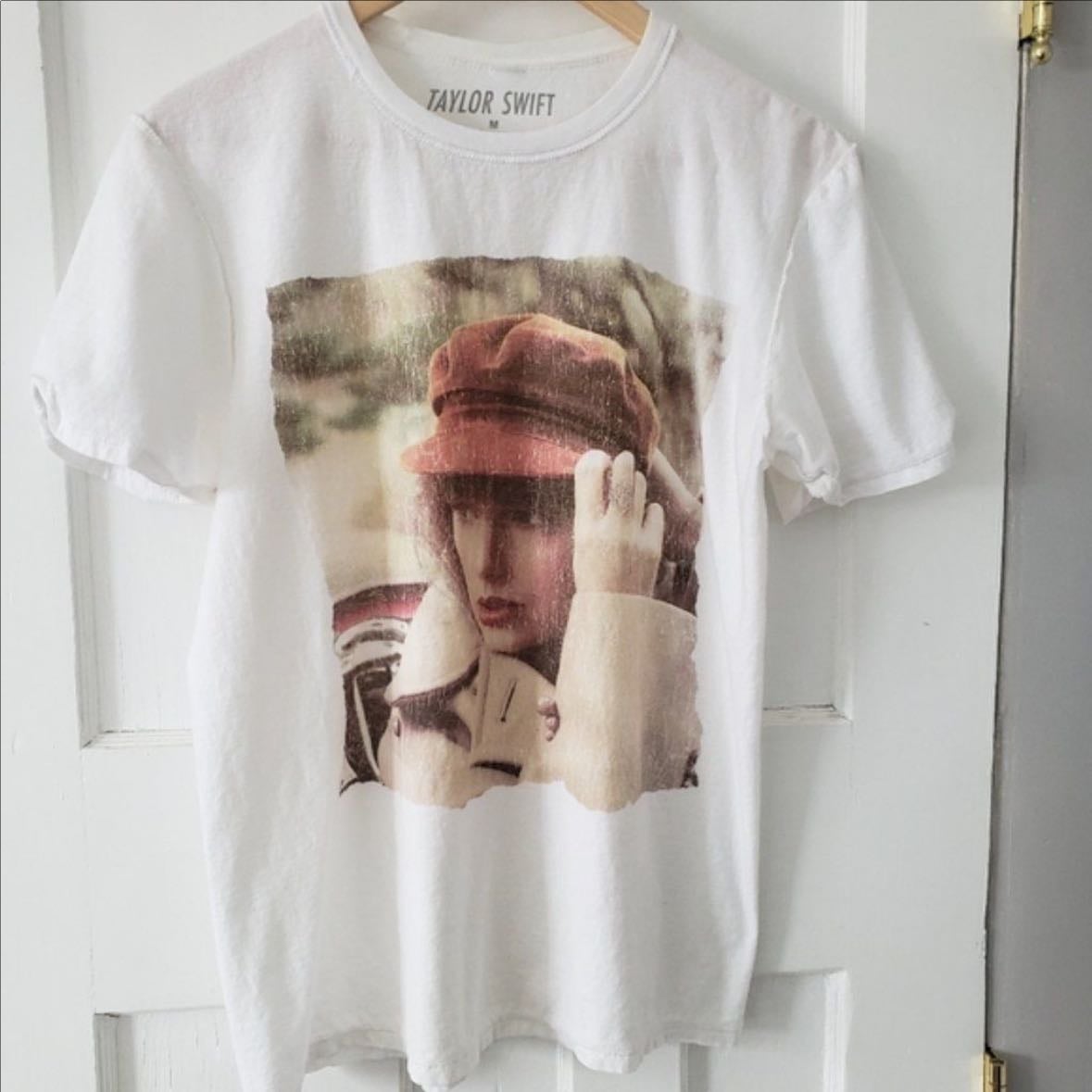 Red TV shirt⋆˙ - $35