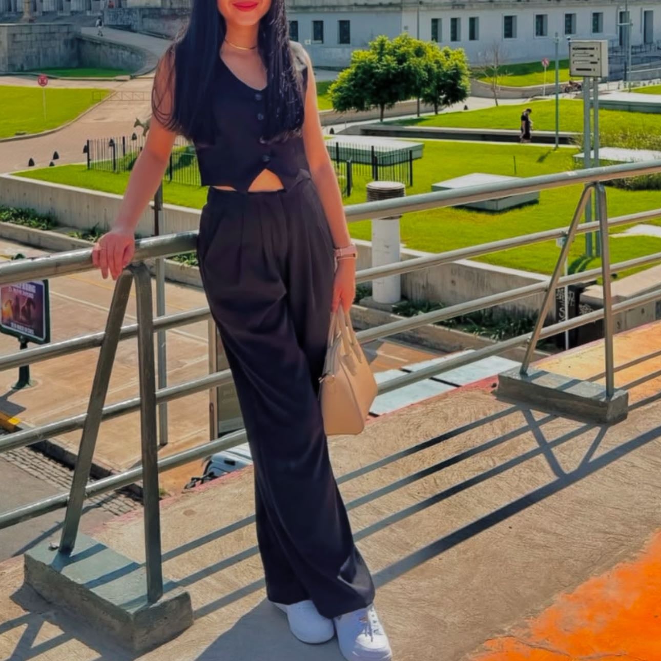 Total Negro - un outfit total negro es una elección estilística que ofrece elegancia, versatilidad y la capacidad de estilizar la figura. Si bien es favorecedor para la mayoría de los tonos de piel, es importante considerar el contraste con el tono de piel y complementar con accesorios adecuados para lograr un look armonioso.