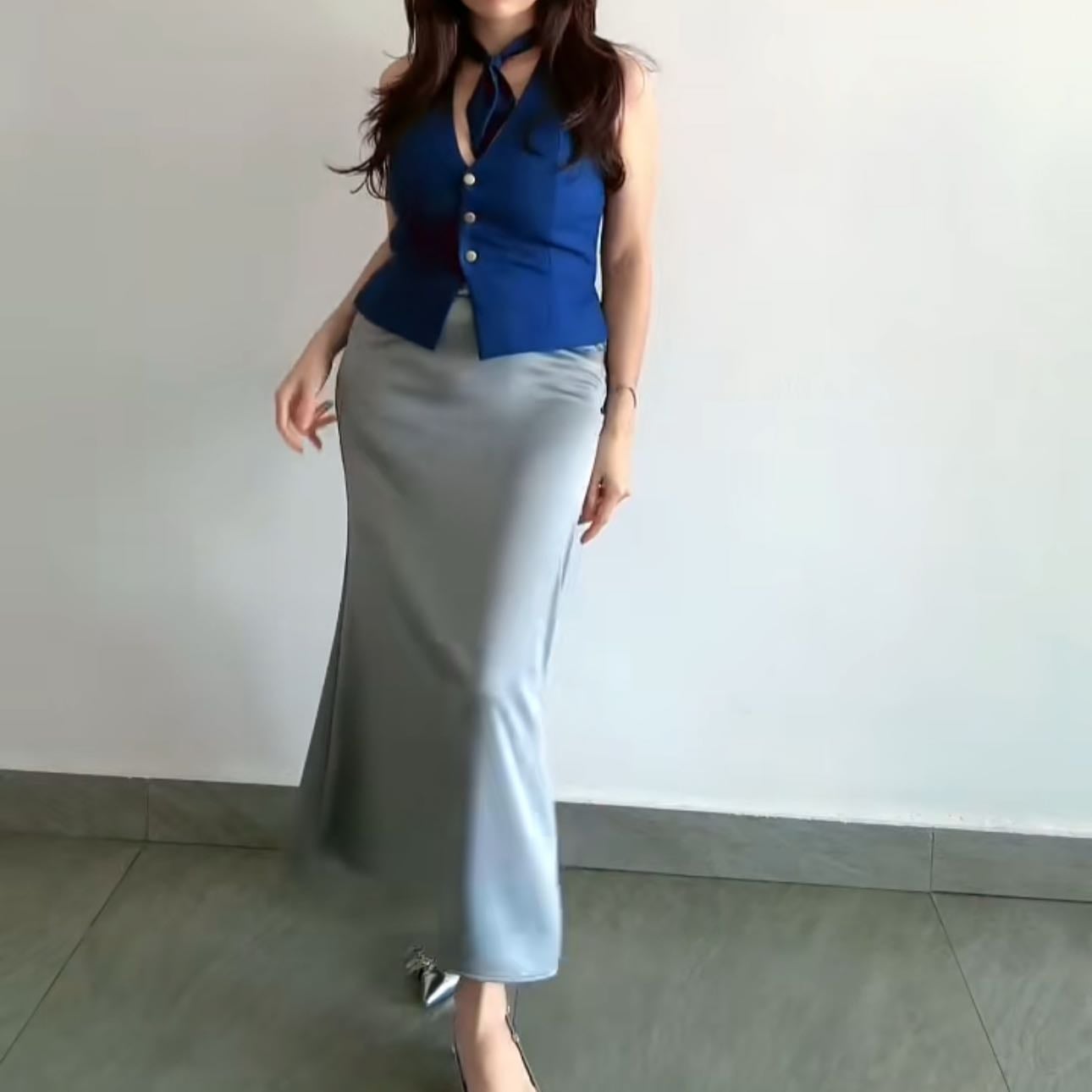 Falda + Chaleco Casual - Combinar una falda satinada con un chaleco casual y estiletos es una excelente manera de lograr un conjunto que fusiona elegancia y modernidad.