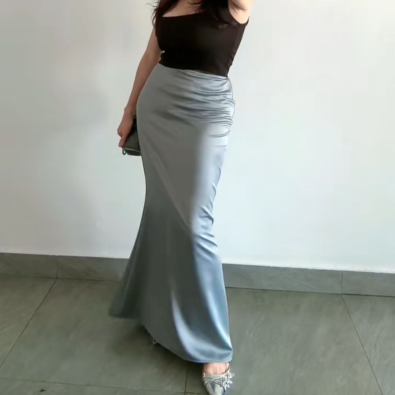 Falda satinada + top Casual - Combinar una falda satinada con un top o blusa casual es una excelente manera de equilibrar la elegancia del satén con la simplicidad de prendas más informales, creando un conjunto versátil y chic.