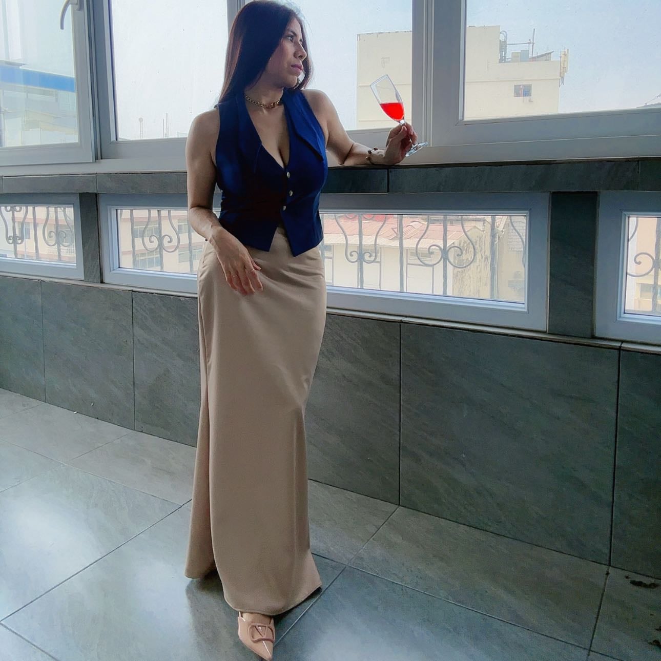 Chaleco + Falda Satinada - Usa una falda en satin para un look más elegante el toque sofisticado para mí son unos buenos estiletos