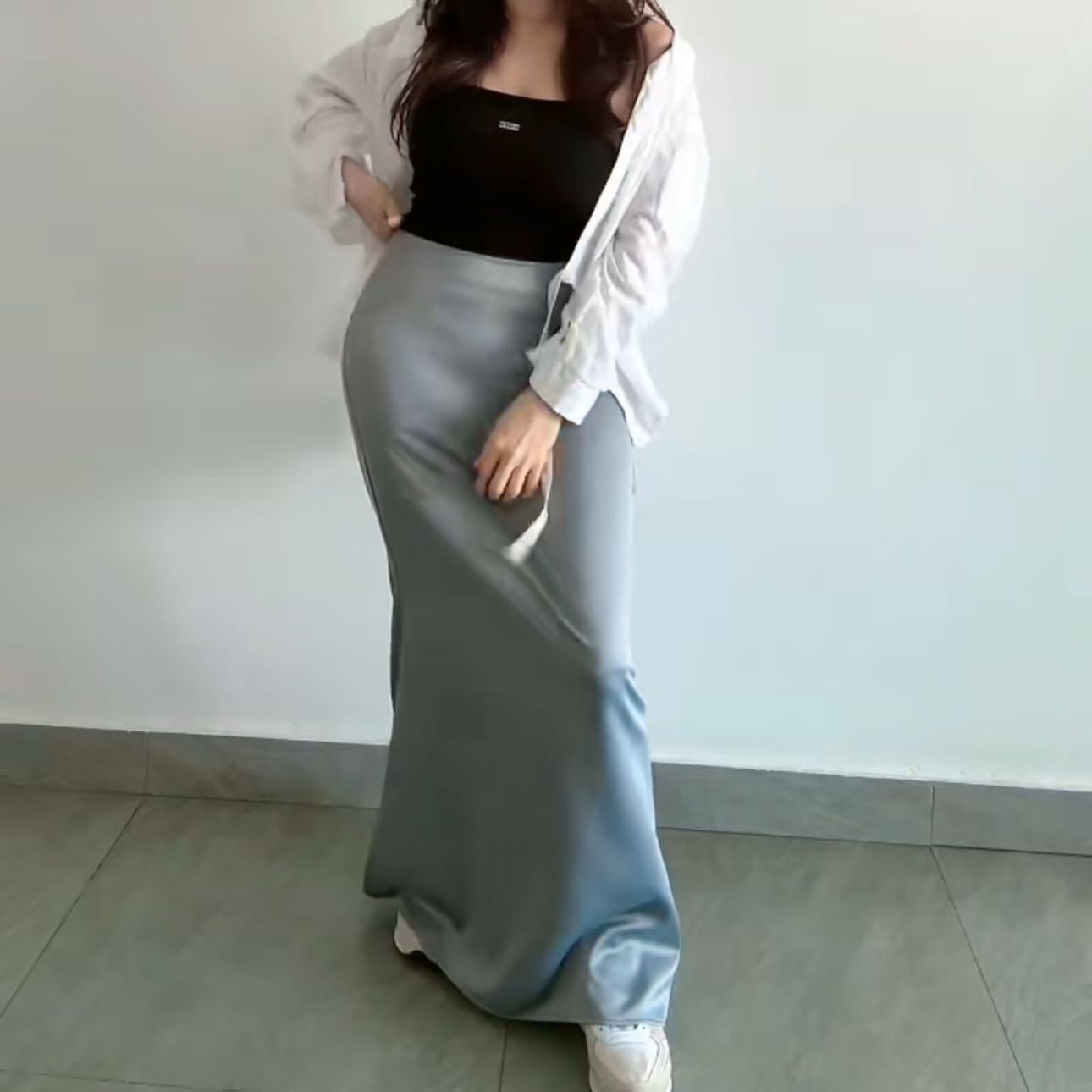 Falda satinada + Top + Oversize - Combinar una falda satinada con un top y una camisa oversize es una excelente manera de lograr un look equilibrado que fusiona la elegancia del satén con la comodidad y estilo relajado de las prendas holgadas.